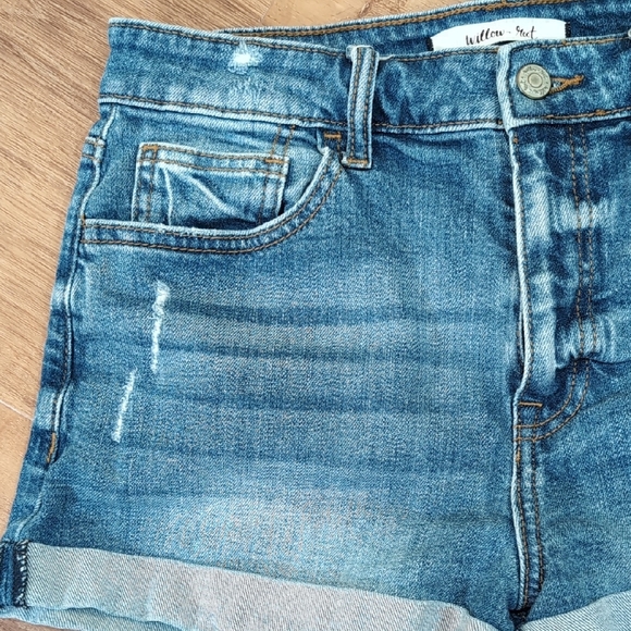 Willow & Root Women's Classic Distressed Denim Shorts - Picture 6 of 7